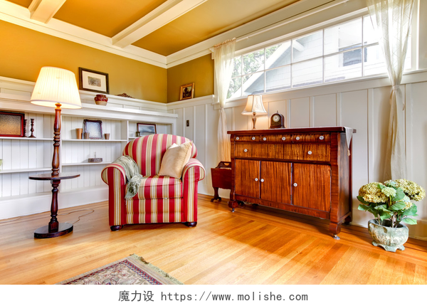 复古式的房屋装修客厅的红色的椅子和黄金天花板和墙壁.